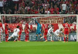 世锦赛次回合对决在即！拜仁慕尼黑演练定位球，马德里竞技密集防守应对的简单介绍